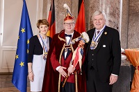 Bildunterschrift: Der Hessische Ministerprsident Volker Bouffier und Frau Ursula mit Andreas I. vom Karnevalszug-Verein Maintal e.V.; Andreas Haupt. 